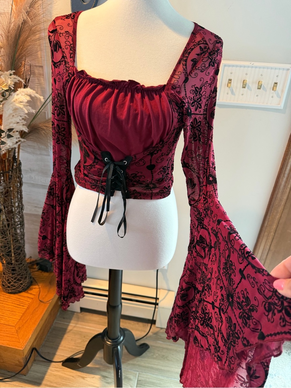 20. Romwe Flocked Mesh Sheer
Dramatic Flare Bell
Sleeve Corset Lace-Up
Ruched - Picture 4 of 8
